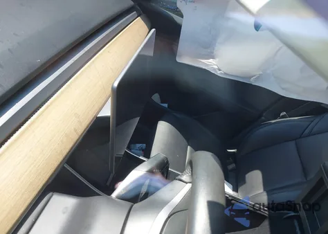 2020 Tesla Model Y Long Range Dual Motor All-Wheel Drive/Performance Dual Motor All-Wheel Drive z USA, uszkodzony, nr VIN 5YJYGDEF0LF001173